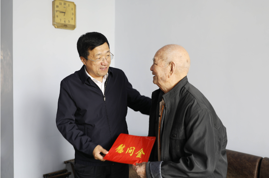 李光輝到鵬泉街道開展“敬老月”走訪慰問活動